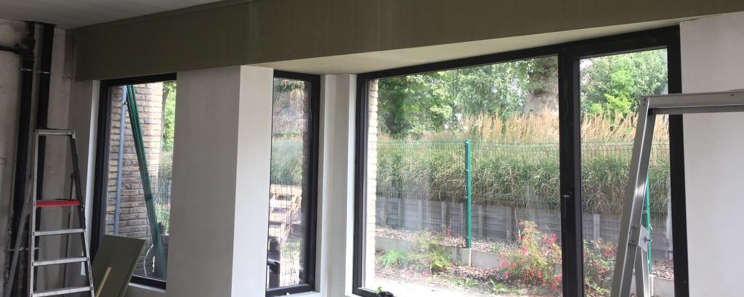 Binnenaanzicht van een werf in Eeklo met grote zwarte ramen van Ramaco ramen en deuren, modern en energiezuinig design