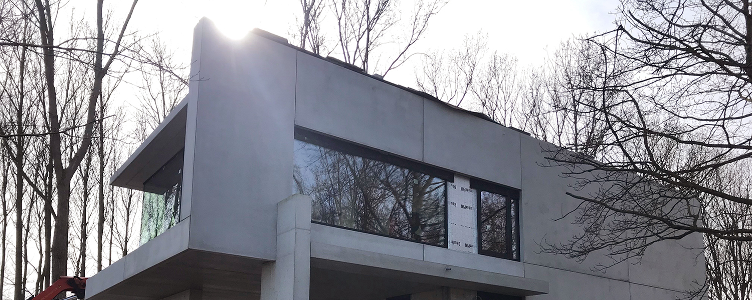 Exclusieve moderne villa waar Ramaco Eeklo aluminium ramen van Reynaers monteert voor een duurzaam en architecturaal design
