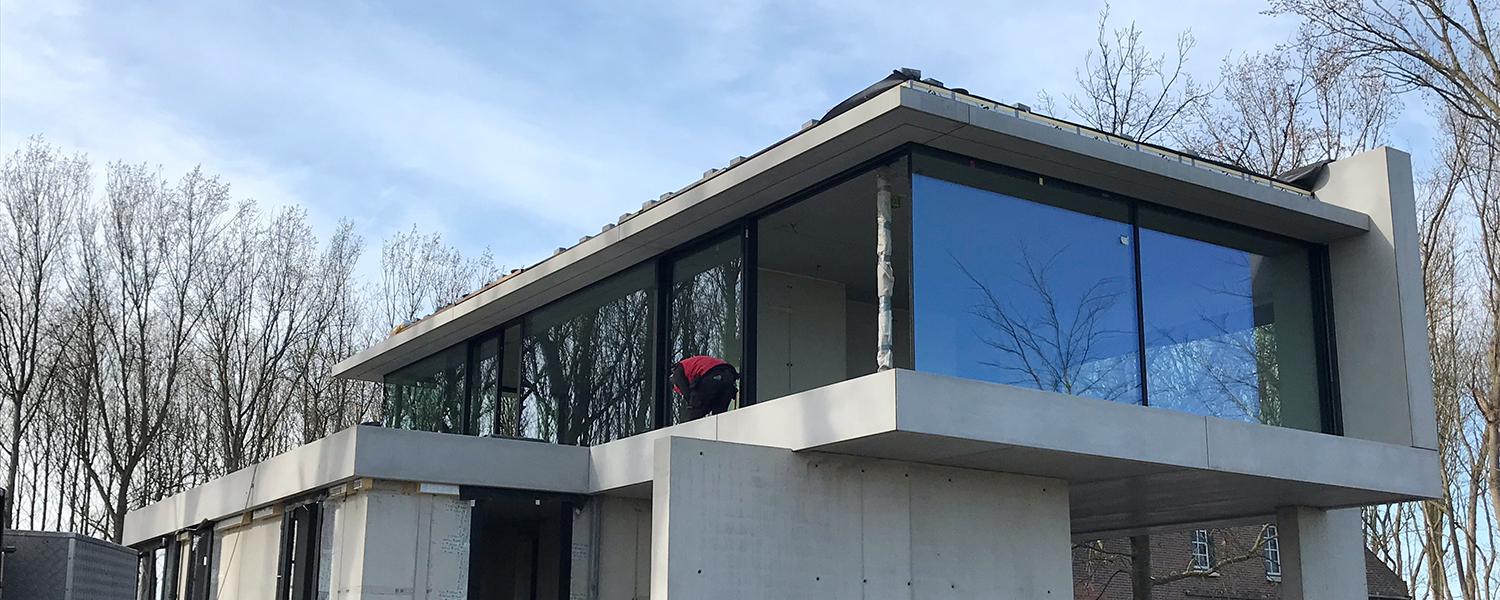 Grote moderne villa in Eeklo met indrukwekkende ramen op het eerste verdiep, geplaatst door Ramaco ramen en deuren, stijlvol en energiezuinig