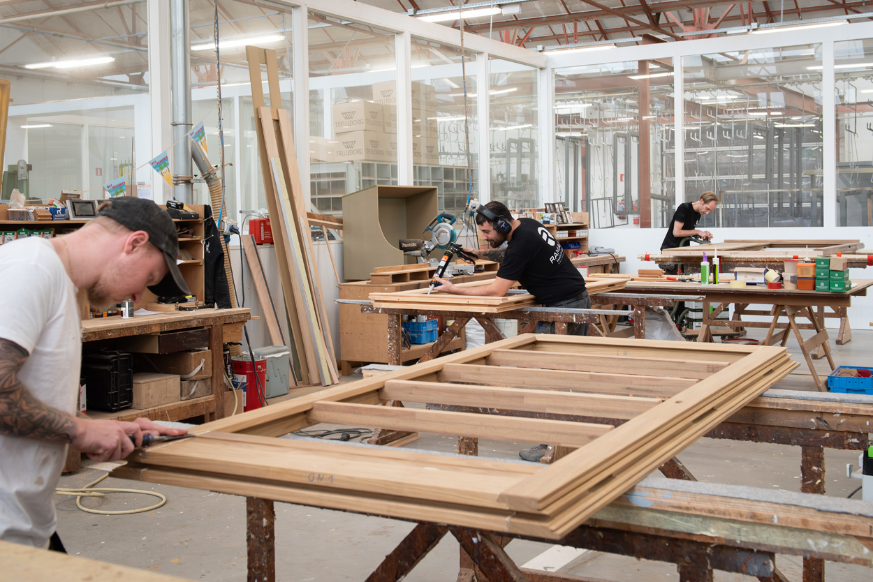Vakmannen aan het werk in het Ramaco hout atelier